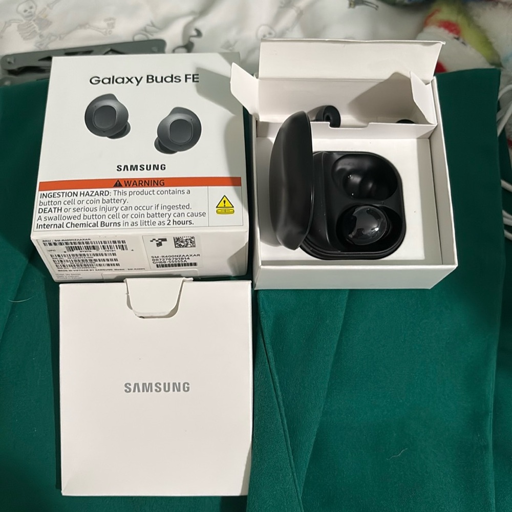 1 Galaxy Buds FE (ONLY left ear with charging case)